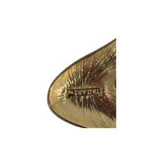 Photo of Pin Trifari gold toned W