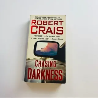 Photo of Chasing Darkness [Elvis Cole Novel] , Crais, Robert