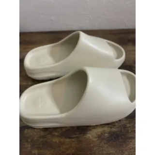 Photo of Men’s Size 11 Adidas Yeezy Bone Slide