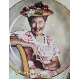Photo of Legendary Ladies Minnie Pearl Plate #1315 Gold Trim + Holder Cumberland Registry