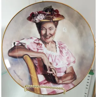 Photo of Legendary Ladies Minnie Pearl Plate #1315 Gold Trim + Holder Cumberland Registry