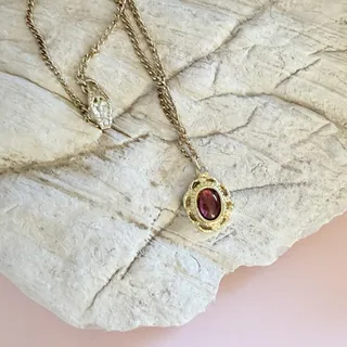 Photo of VTG 1980s Gold-Tone Curb Link Chain & Oval Faux Garnet Framed Pendant Necklace