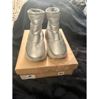 Photo of NEW IN BOX FREE PEOPLE SNOW TO SURF SILVER PLATFORM PUFFER BOOTS 8