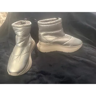 Photo of NEW IN BOX FREE PEOPLE SNOW TO SURF SILVER PLATFORM PUFFER BOOTS 8