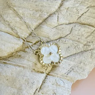 Photo of Cute VTG 1980s Gold-Tone Pearly White Clover Pendant & Paper Clip Chain Necklace