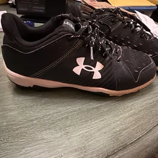 Photo of Under Armour Leadoff Kid’s 4 Youth Cleats Black/white