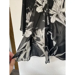 Photo of Women’s Travel Elements Top Lightweight Sz Small Black/White Floral 3/4 Slv