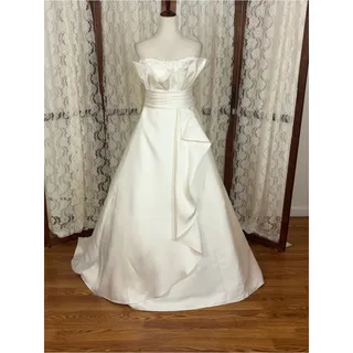Photo of Spectacular New Bespoke Vietnamese Designer Asoen Bridal Wedding Gown & Veil